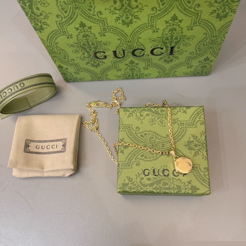 G*u*i necklaces